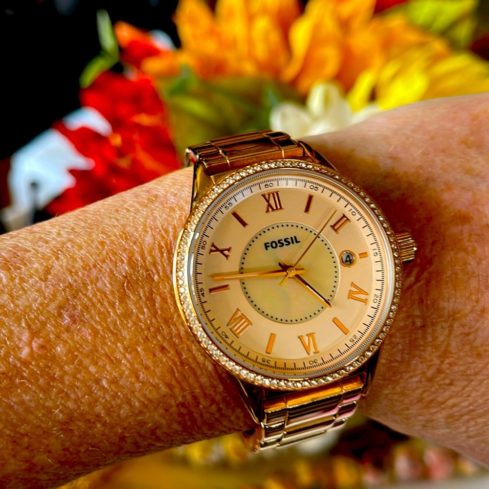 FOSSIL - Gorgeous Rose Gold watch w beautiful shiny gold band. Mother of pearl!